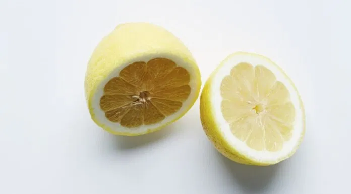 Thêm nước ép của nửa quả chanh hoặc một giọt giấm táo vào ly sẽ làm ly nước ép bớt mùi khó chịu của rau và có vị ngọt hơn mà không cần thêm trái cây hoặc chất tạo ngọt Thêm nước ép của nửa quả chanh hoặc một giọt giấm táo vào ly sẽ làm ly nước ép bớt mùi khó chịu của rau và có vị ngọt hơn mà không cần thêm trái cây hoặc chất tạo ngọt