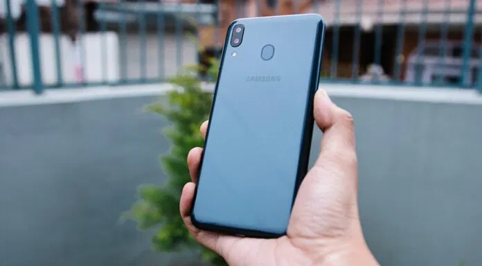 Mặt lưng của Galaxy M20