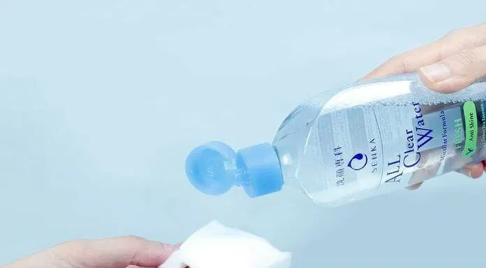 Dùng bông tẩy trang thấm dung dịch rồi lau lên mặt