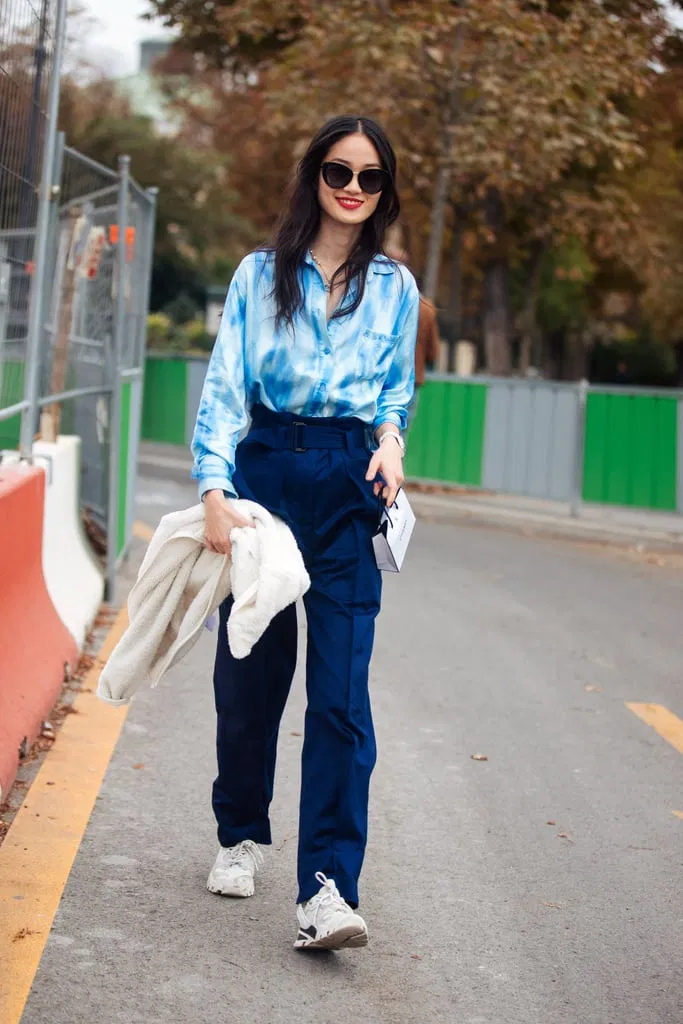 Sơ mi lụa là ví dụ cho cách làm mới với xu hướng tie-dye sơ mi