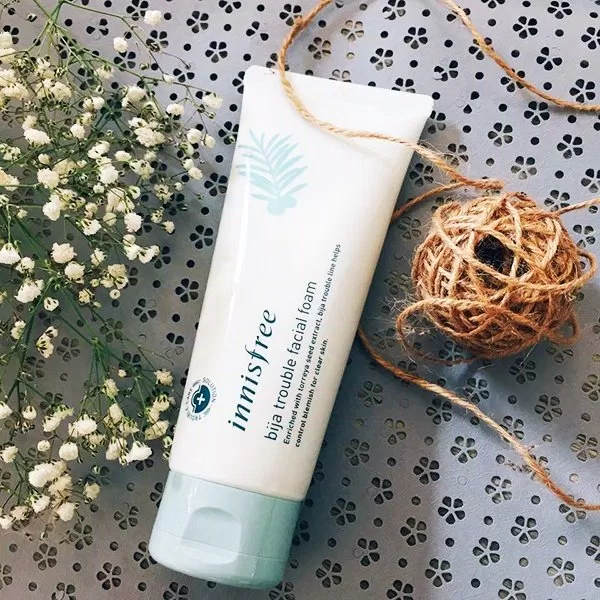 Sữa rửa mặt trị mụn Innisfree Bija Trouble Facial Foam sẽ giúp bạn giải quyết các vấn đề về mụn