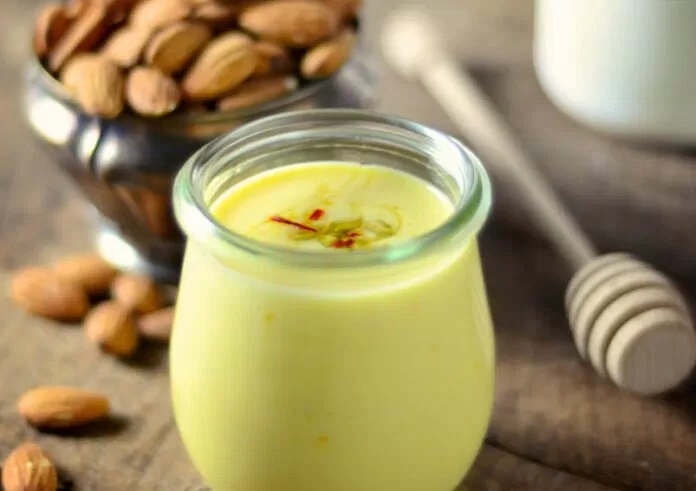 Pha saffron với sữa sẽ ít đắng hơn so với uống trà saffron Pha saffron với sữa sẽ ít đắng hơn so với uống trà saffron