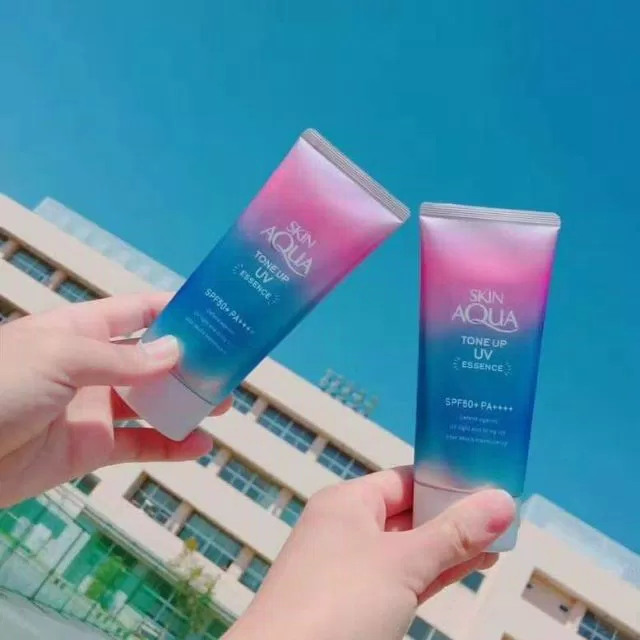 Kem chống nắng Sunplay Skin Aqua Tone Up UV Essence giúp da giữ ẩm tốt 