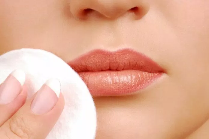 Tẩy trang môi thật kỹ vì son còn sót lại có thể làm thâm môi (Nguồn: Internet)