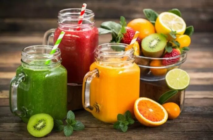 Uống một ly nước trái cây tươi mỗi sáng giúp bạn thanh lọc cơ thể