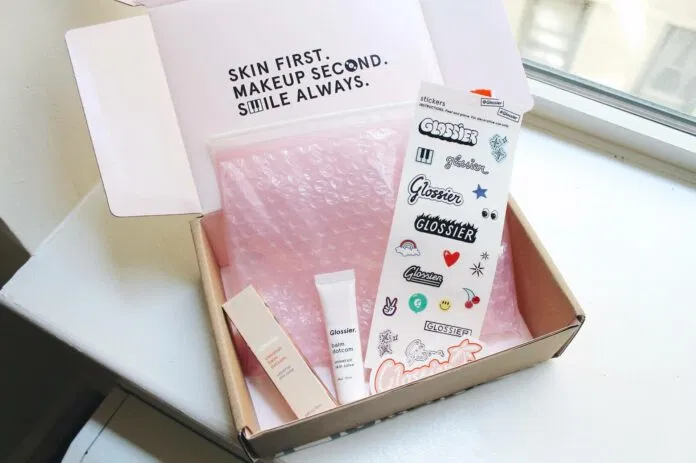 Câu slogan quen thuộc của Glossier: "Skin first, makeup second, smile always." (Nguồn: Internet) Câu slogan quen thuộc của Glossier: "Skin first, makeup second, smile always." (Nguồn: Internet)
