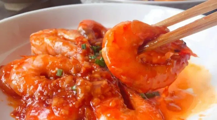 Thành phẩm tôm sốt cà chua có màu đỏ vô cùng bắt mắt Thành phẩm tôm sốt cà chua có màu đỏ vô cùng bắt mắt