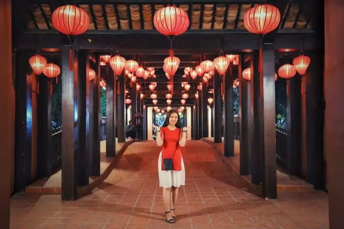 Bên trên Chùa Cầu được trang trí bằng những chiếc đèn lồng thật lung linh