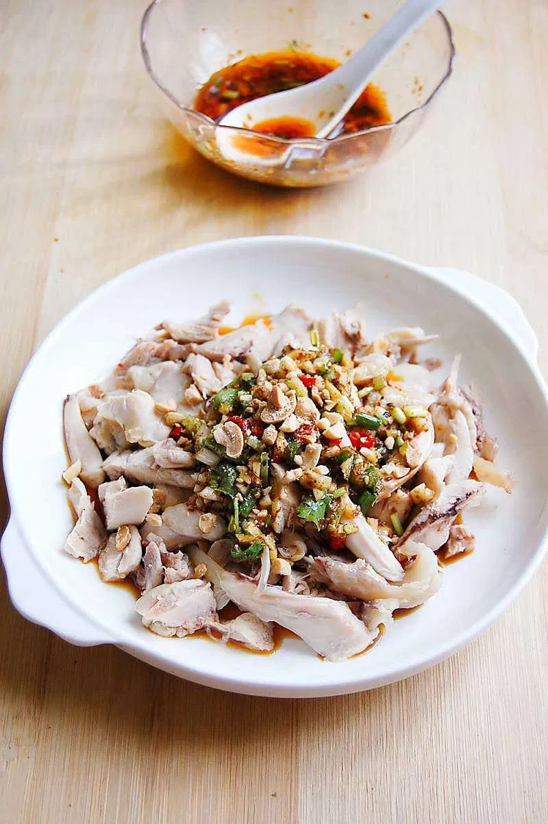 Trộn gà và nước sốt, sau đó rắc đậu phộng và vừng lên trước khi ăn Trộn gà và nước sốt, sau đó rắc đậu phộng và vừng lên trước khi ăn