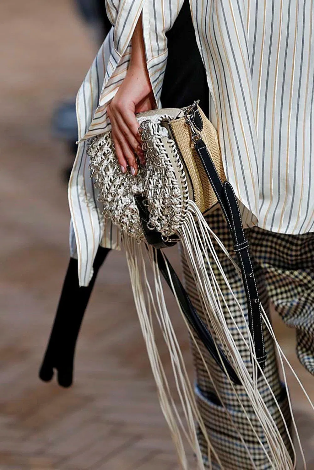 Túi xách tua rua trở thành phụ kiện không thể thiếu của những tín đồ Boho tua rua