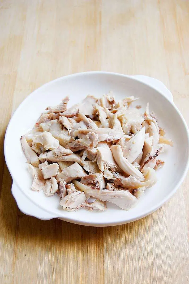 Xé thịt gà thành những miếng nhỏ Xé thịt gà thành những miếng nhỏ