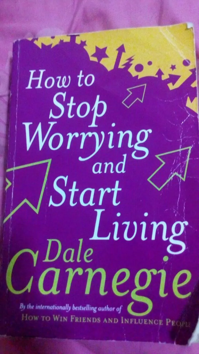 Bìa trước cuốn sách How To Stop Worrying And Start Living (ảnh: internet). 