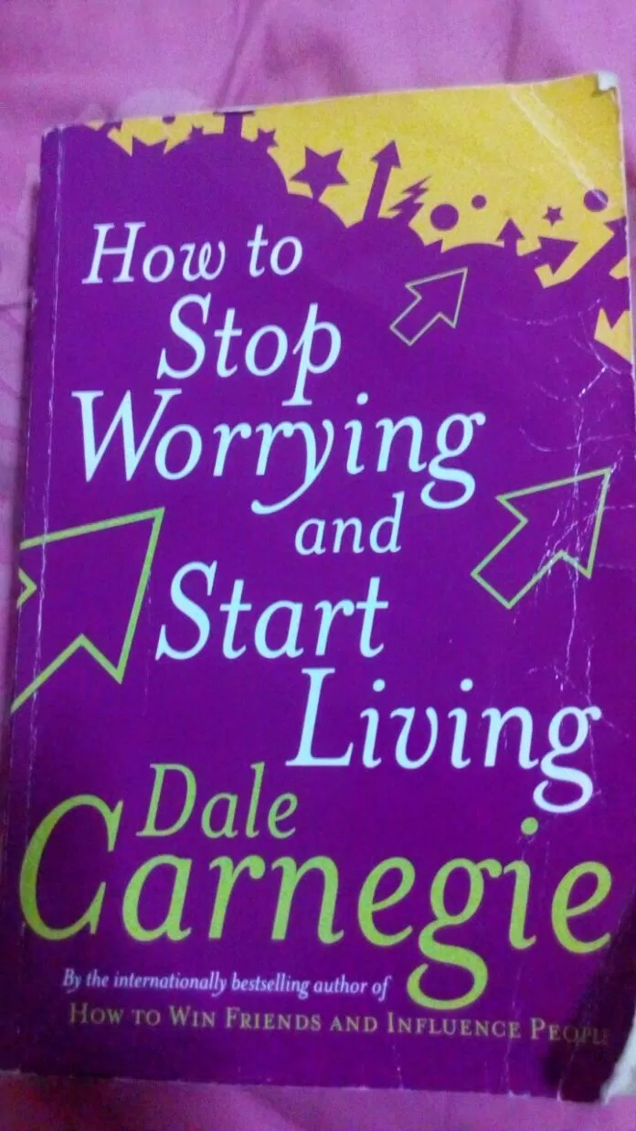 Bìa trước cuốn sách How To Stop Worrying And Start Living (ảnh: internet).