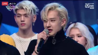 Bang Chan không kìm được nước mắt trong lúc phát biển nhận cup (Ảnh: M Countdown)