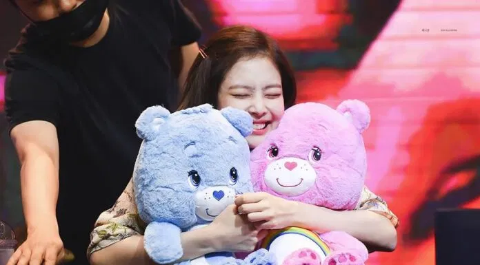 Top đường link của cô nàng bao gồm "dễ thương" lại còn có "quyến rũ", quả đúng là một nữ idol có thể biến hoá với mọi concept (Ảnh: Twitter)