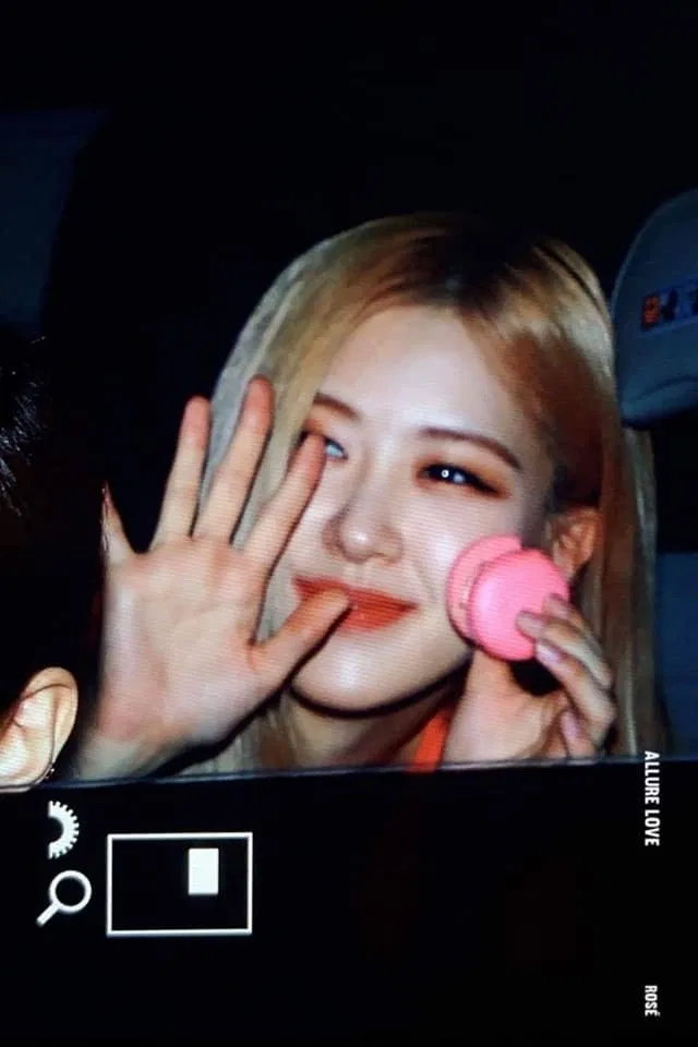 Rosé cảm thấy có lỗi vì không thể kéo dài quảng bá lần này (Ảnh: @Allurelove_rose)