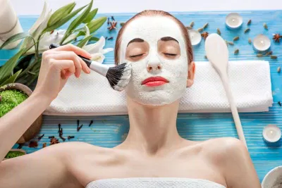 Bên cạnh việc làm đẹp, việc sử dụng mặt nạ đất sét cũng như một hình thức thư giãn. (nguồn: Internet)