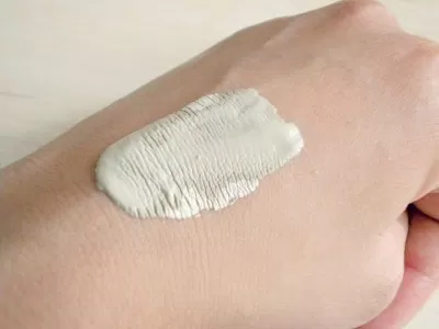 Sản phẩm bên trong cũng có màu xanh tương tự với màu xanh ngoài vỏ tuýp. (nguồn: Internet)