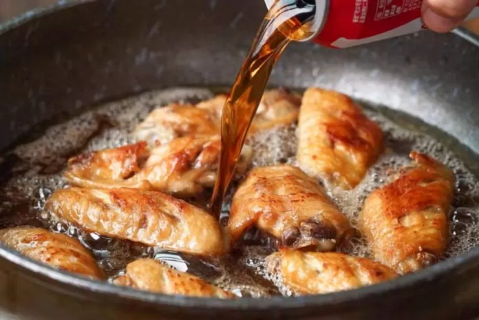 Đổ coca vào chảo Đổ coca vào chảo