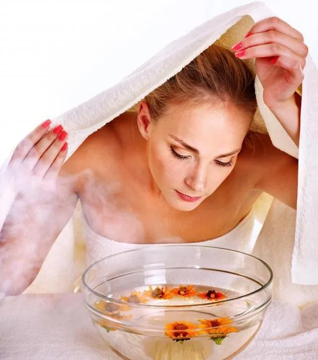 Xông hơi giúp lỗ chân lông nở rộng hơn, từ đó mặt nạ đất sét sẽ phát huy tác dụng hút bã nhờn hiệu quả hơn. (nguồn: Internet)