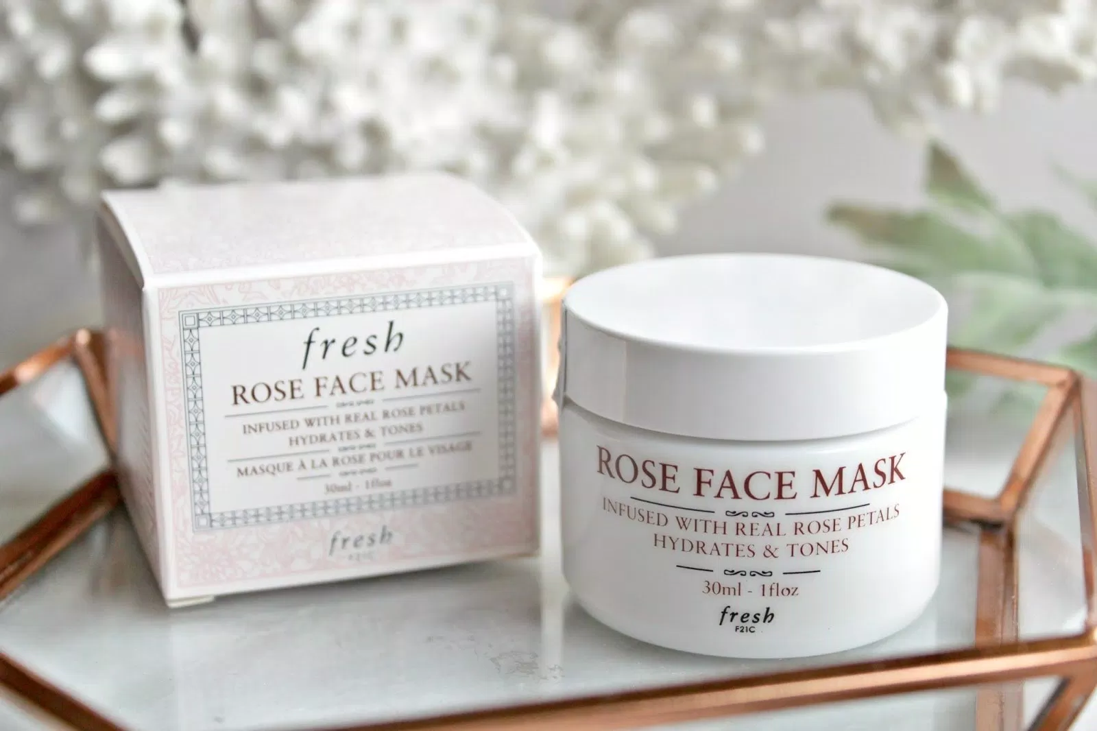 Mặt nạ Fresh Rose Face Mask có bao bì tông trắng đơn giản