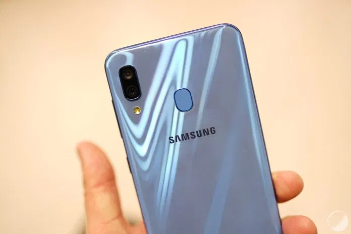 Camera kép trên Galaxy A30 giúp xóa phông tốt
