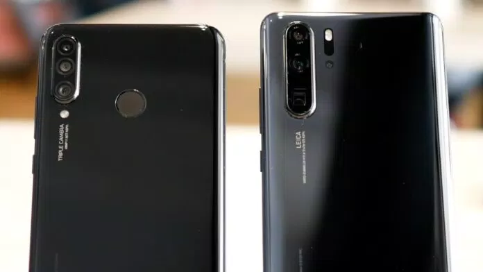 Huawei P30 Lite (trái) và Huawei P30 Pro (phải)