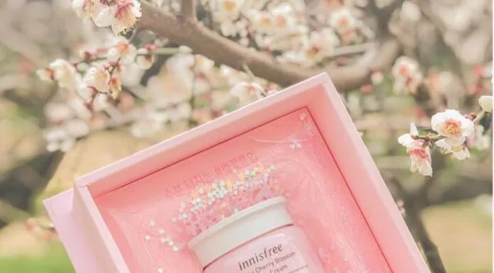 Thiết kế bao bì màu hồng siêu cute của Innisfree Cherry Blossom Tone Up Cream