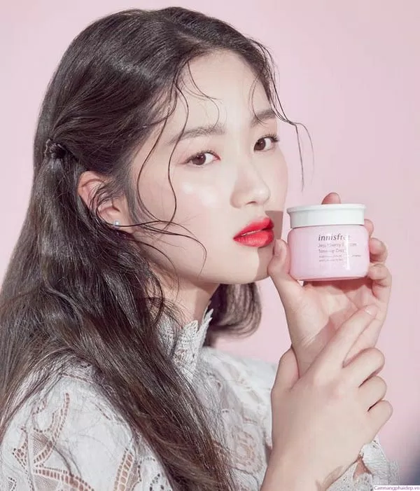 Innisfree Cherry Blossom Tone Up Cream nổi bật với khả năng nâng tông tuyệt vời