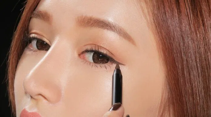 Dùng Eyeliner sẽ giúp đôi mắt của bạn trông to và đẹp hơn