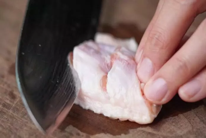 Khía cánh gà để dễ ngấm gia vị hơn Khía cánh gà để dễ ngấm gia vị hơn