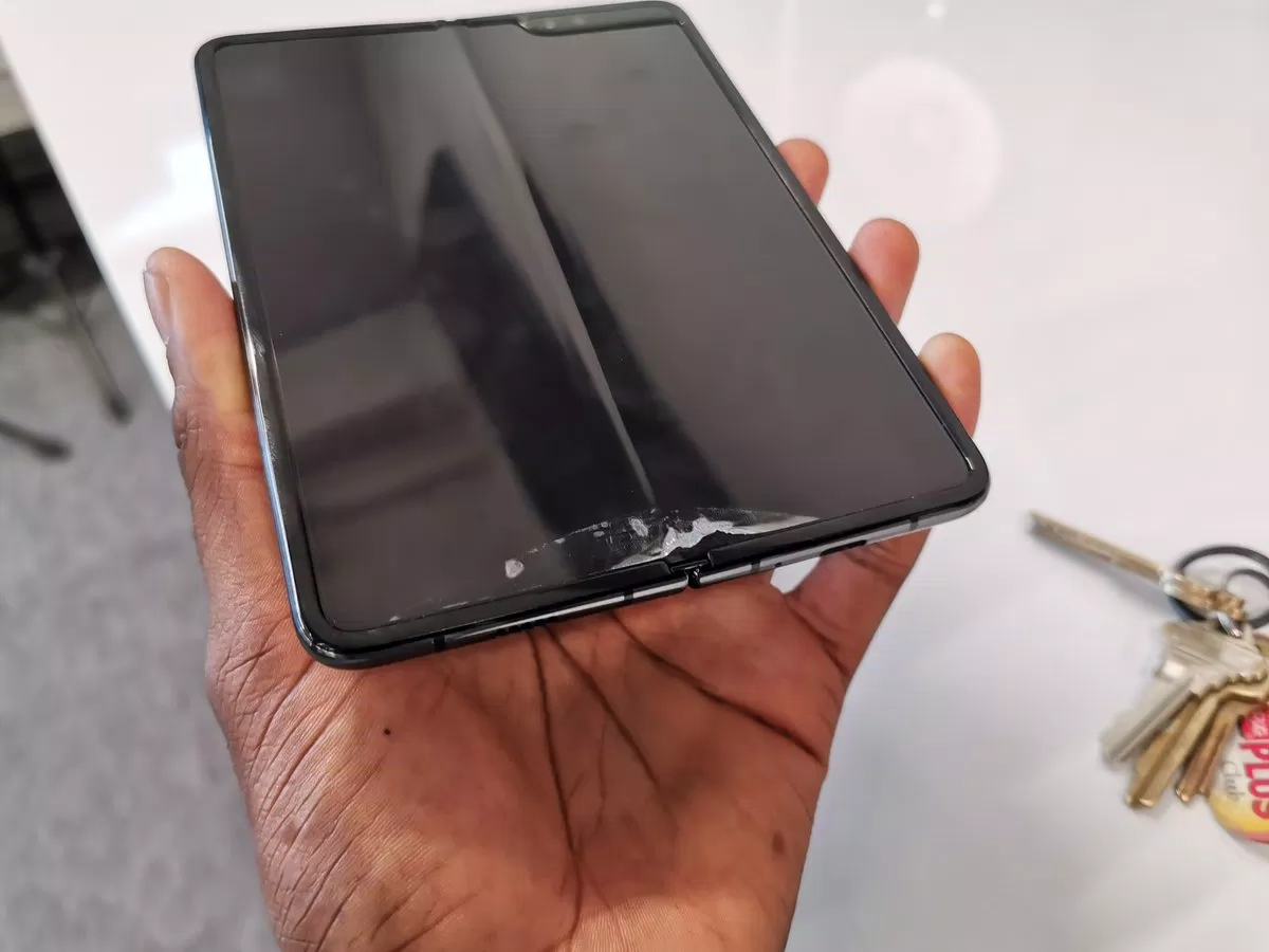 Lỗi xuất hiện sau khi bóc miếng dán màn hình của Galaxy Fold