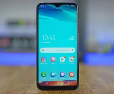 Thiết kế màn hình Infinity-V với kích thước 6.2 inch của Galaxy M10