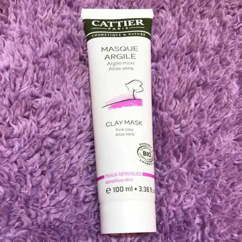 Cattier Clay Mask hồng dành cho da nhạy cảm nên nhẹ dịu và lành tính. (nguồn: Internet)