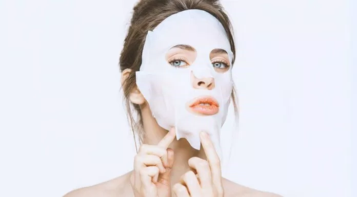 Không nên để mặt nạ quá lâu trên da để tránh bị hút ẩm ngược lại vào mặt nạ. (Nguồn: Internet)
