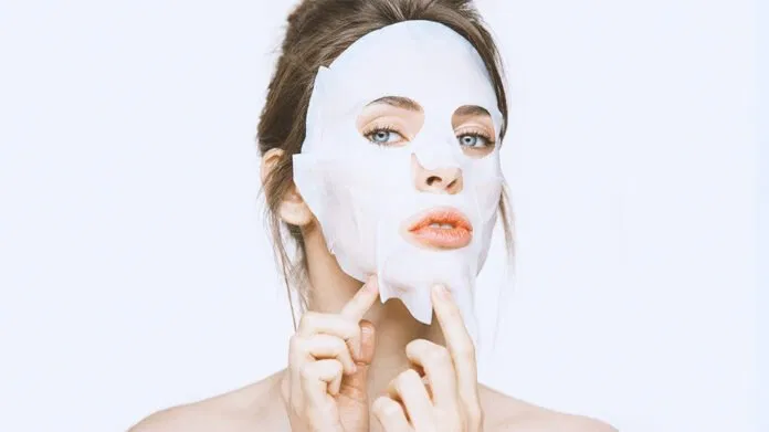 Không nên để mặt nạ quá lâu trên da để tránh bị hút ẩm ngược lại vào mặt nạ. (Nguồn: Internet)