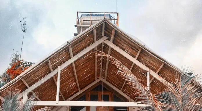 Phía trước nhà Bungalow tại Coco Beachcamp