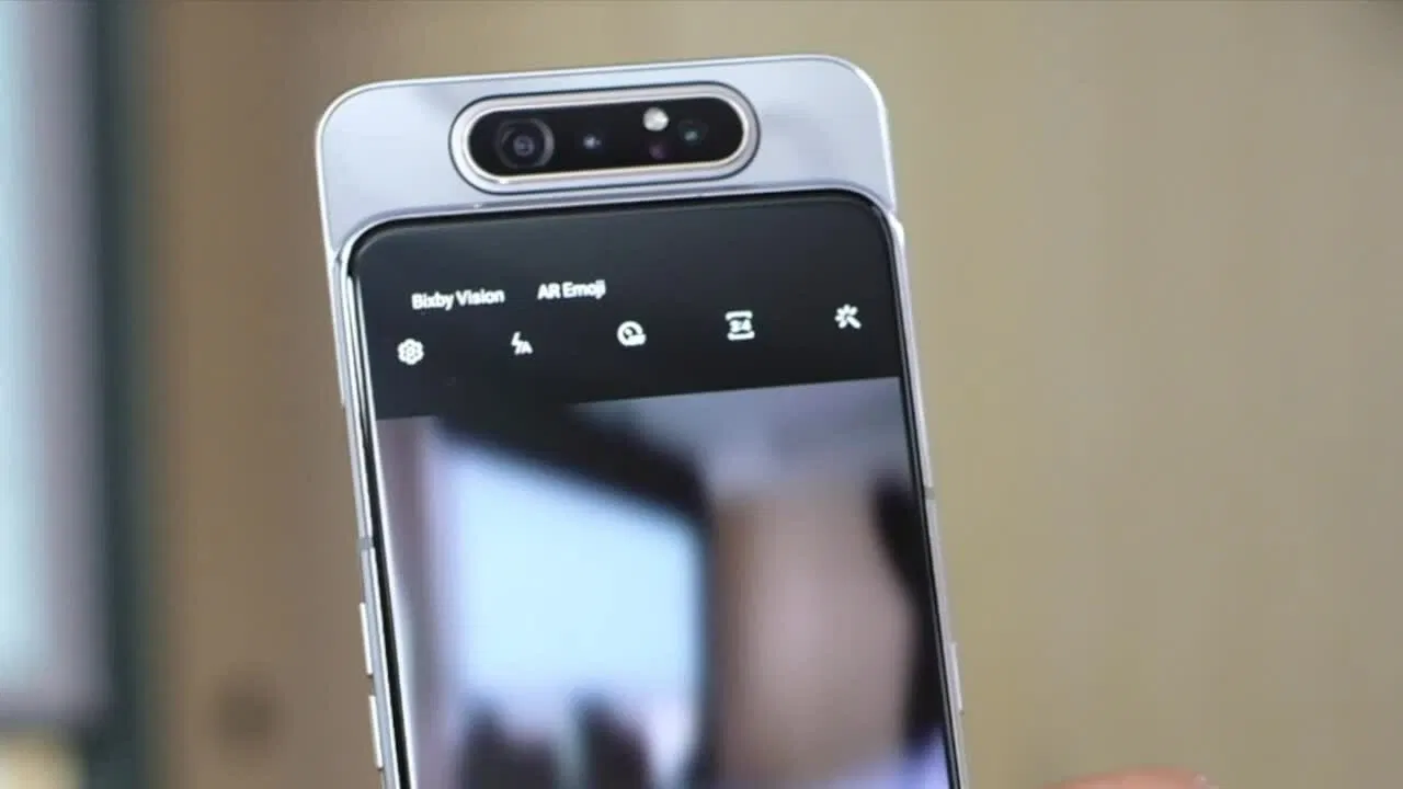 Khả năng xoay biến camera sau thành camera selfie độc đáo