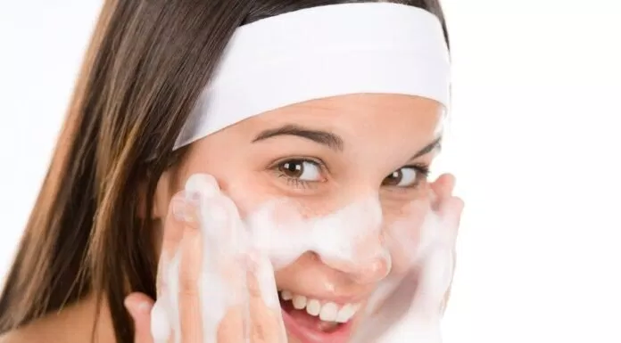 Sữa rửa mặt sẽ giúp làm sạch làn da của bạn