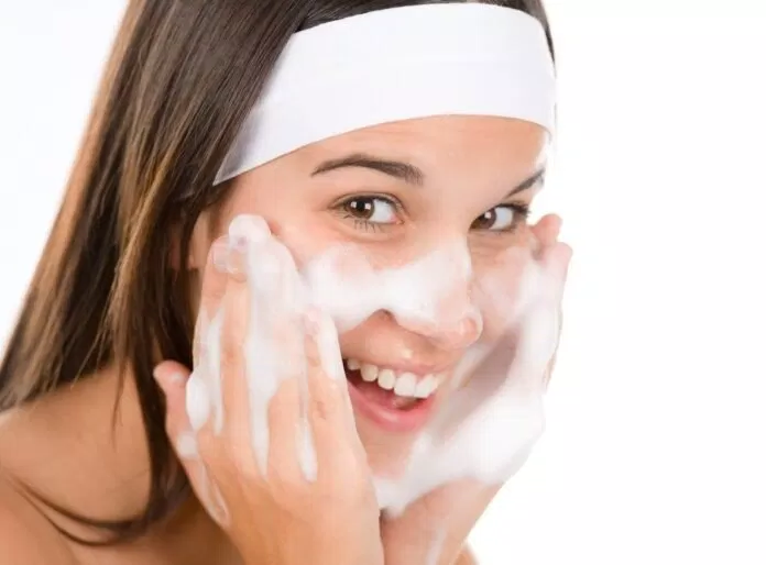 Sữa rửa mặt sẽ giúp làm sạch làn da của bạn