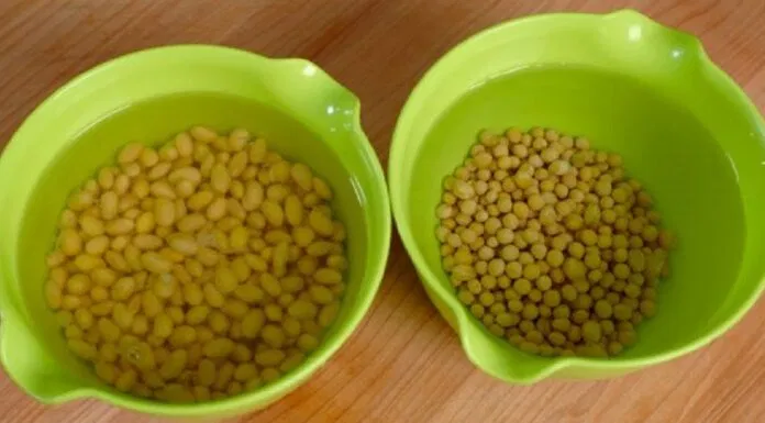 Ngâm đậu nành trong nước lạnh và để qua đêm (Nguồn: Maangchi)
