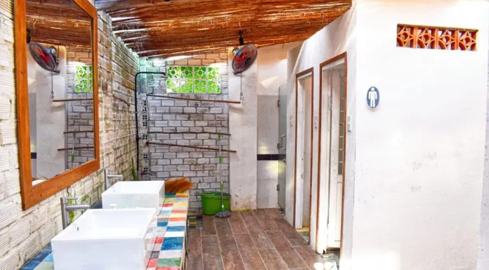 Toilet bên trong Villa Seaview ở Coco Beachcamp