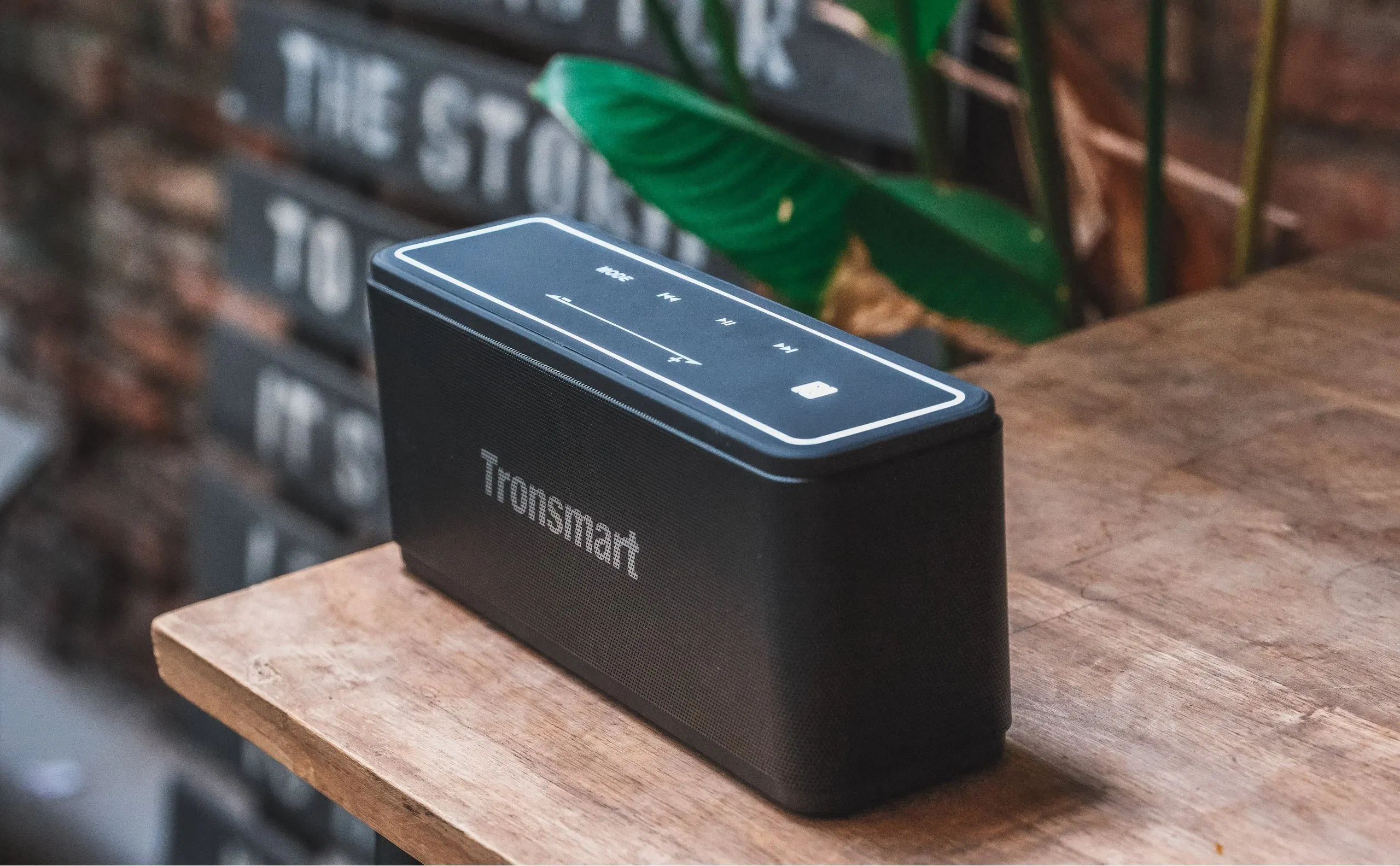 Bảng điều khiển cảm ứng của Tronsmart Element Mega