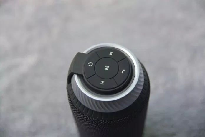 Nút xoay volumn được thiết kế màu xám độc đáo