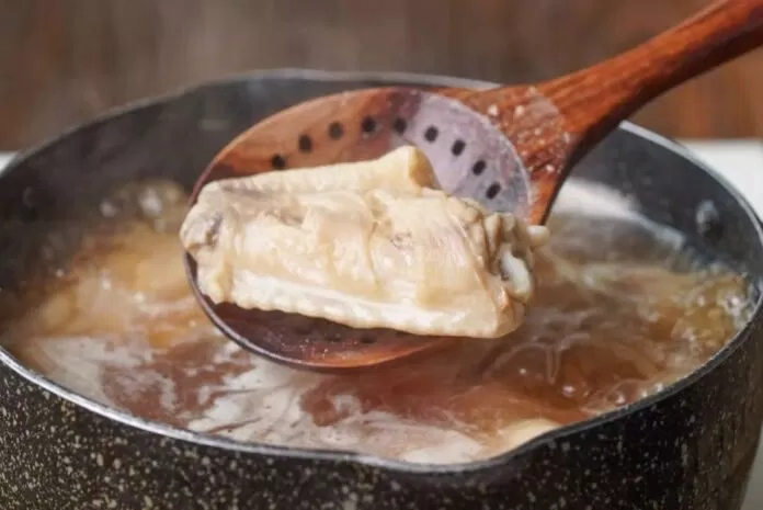 Nấu gà trong nước đến khi sôi để loại bỏ máu Nấu gà trong nước đến khi sôi để loại bỏ máu