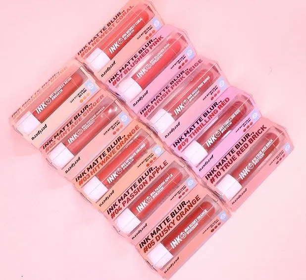 Son được đựng trong hộp nhựa trong suốt nhìn thấy màu son và có những đặc điểm giúp phân biệt màu son với nhau (nguồn: Internet)