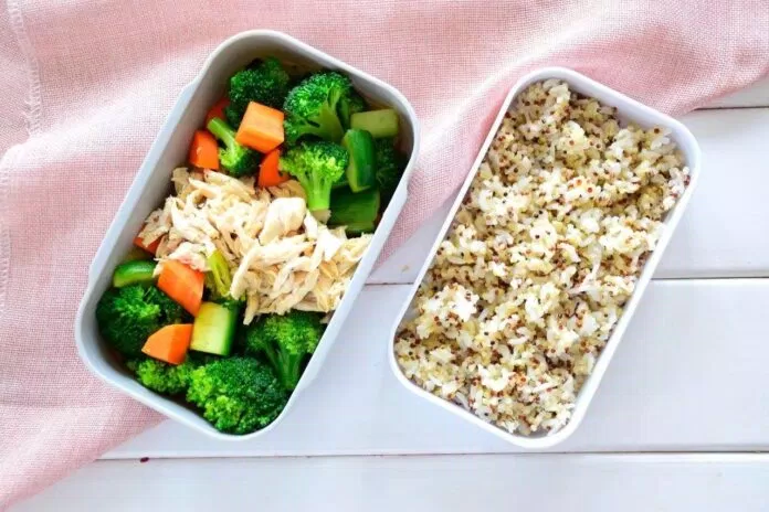 Hộp bento cơm diêm mạch + ức gà + bông cải xanh
