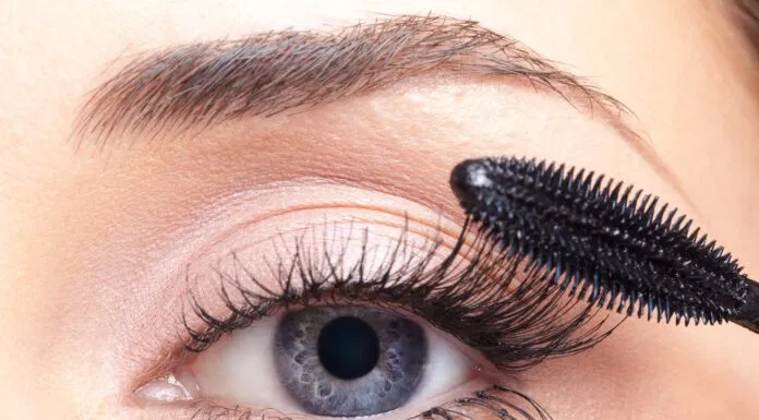 Thực hiện chải mi bằng mascara