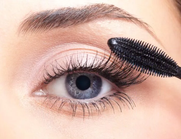 Thực hiện chải mi bằng mascara