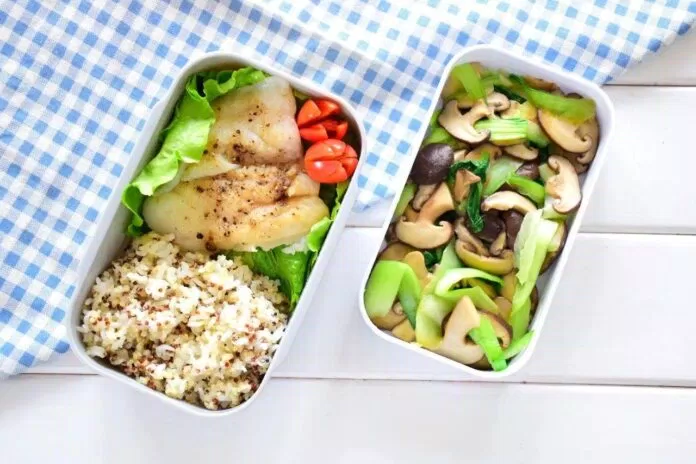 Hộp bento cơm diêm mạch cá bơn và cải chíp xào nấm